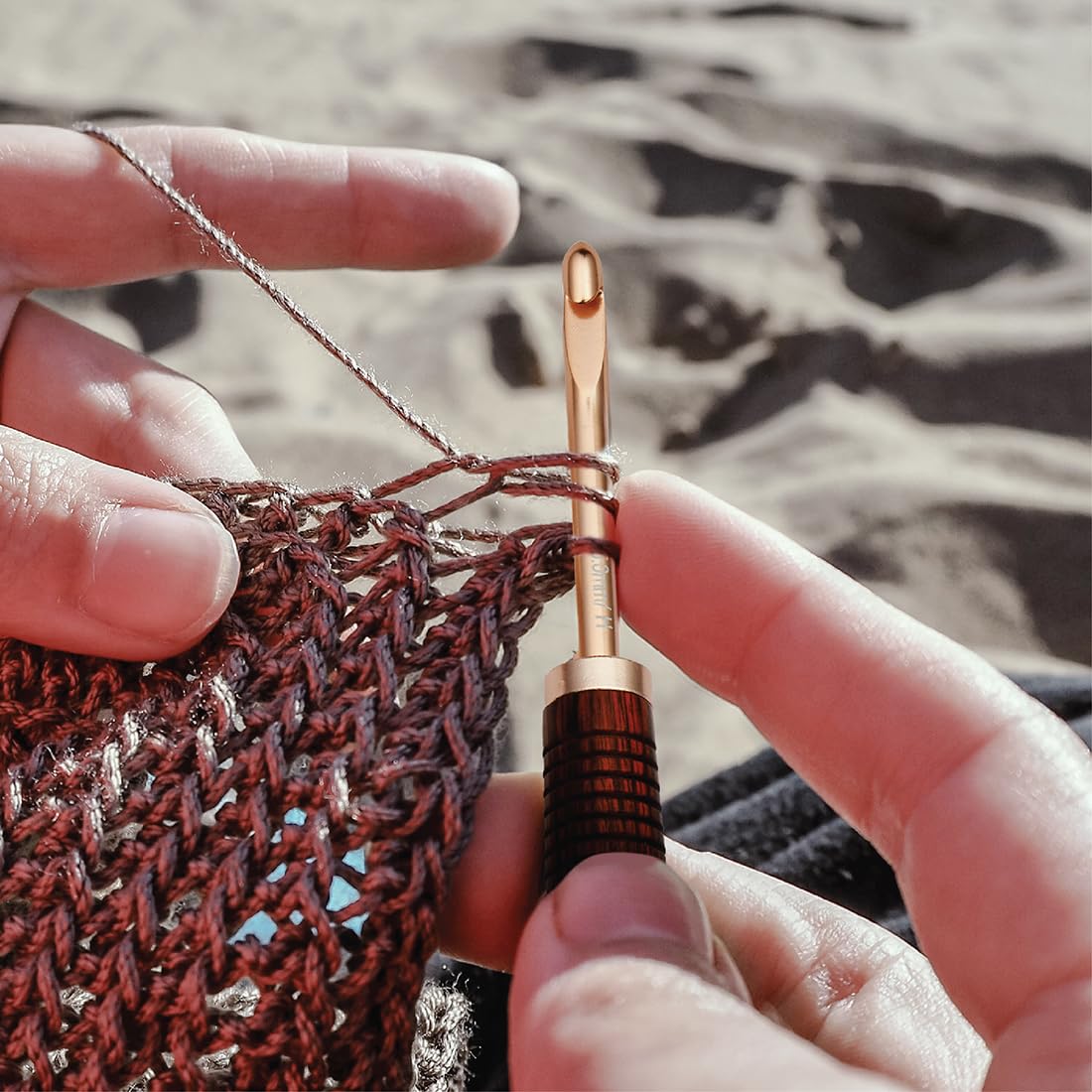 KnitPro Oasis Chunky Crochet Set - 1 Wooden Handle, 7 Hooks in Sizes 5.5mm to 10mm, 1 Rose Gold Scissors, 1 Tape Measure, 10 Metal Locking Stitch Markers, 1 Gripper
