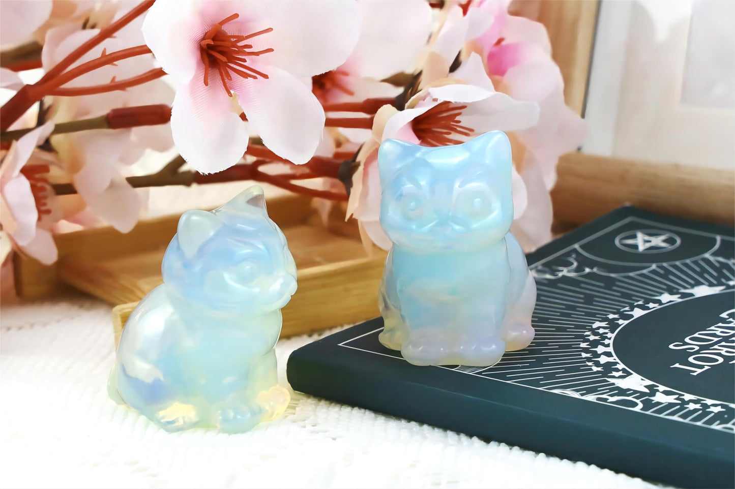 QINJIEJIE Opal Cat Figurines Healing Crystals Statue Healing Stone Cat Gifts Gemstone Office Sculpture Home Desk Decor Polished White Opalite Sitting Pocket Gifts for Lovers Women Stocking Stuffers
