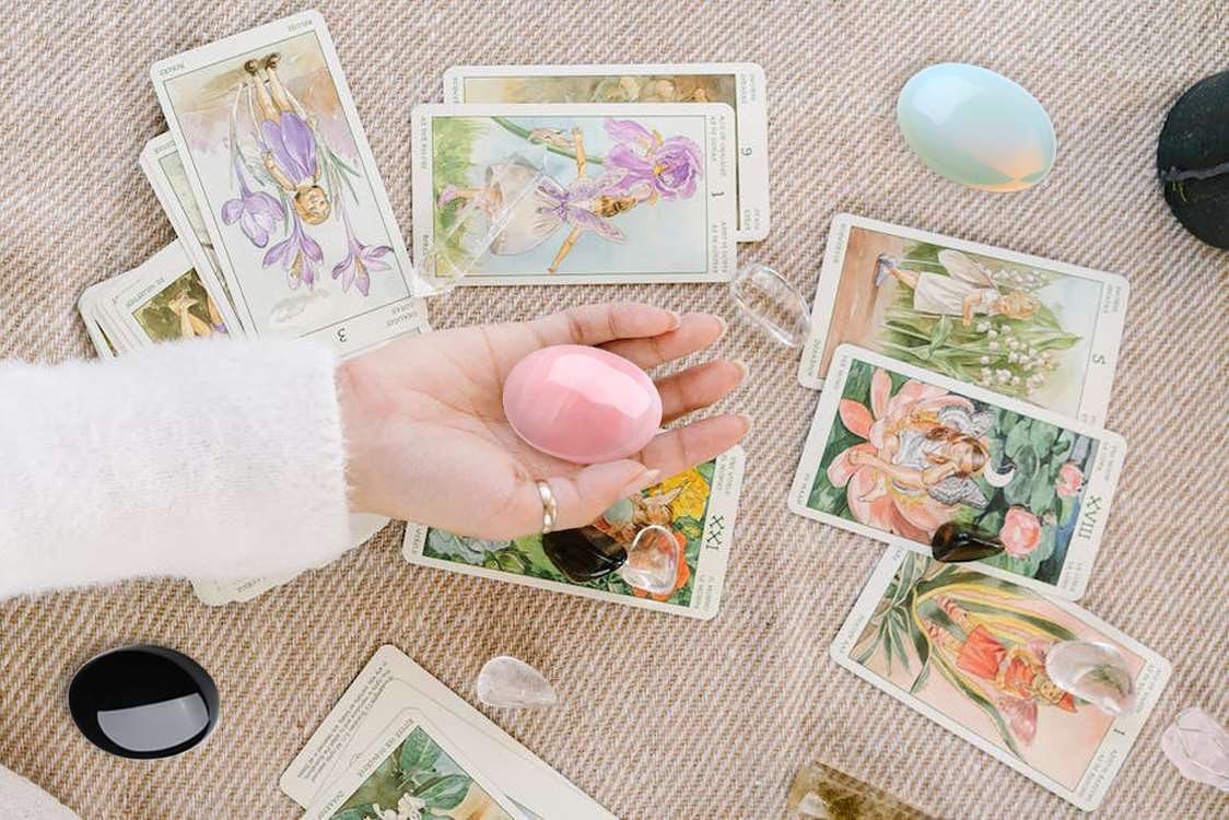 LAIDANLA Opal 2.4" Large Palm Stone Healing Crystals Natural Gemstones Calming Effects Energy Balancing Reiki Polished Worry Stone Cleansing Protection Anxiety Stress Relief Therapy 1PC