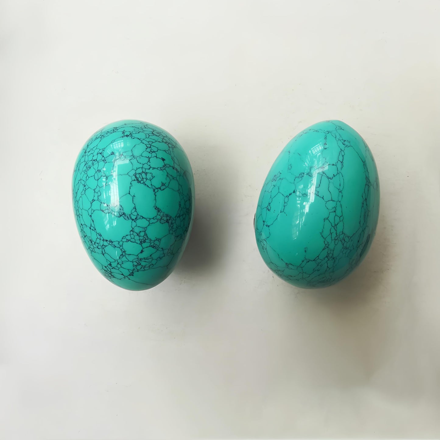 Sunshcat Synthetic Green Howlite Turquoise Egg Shaped Meditation Chakra and Home Decor Balance Crystals and Healing Stones Statue Set,35 * 50mm Easter and Thanksgiving Gift,with Wooden Bracket