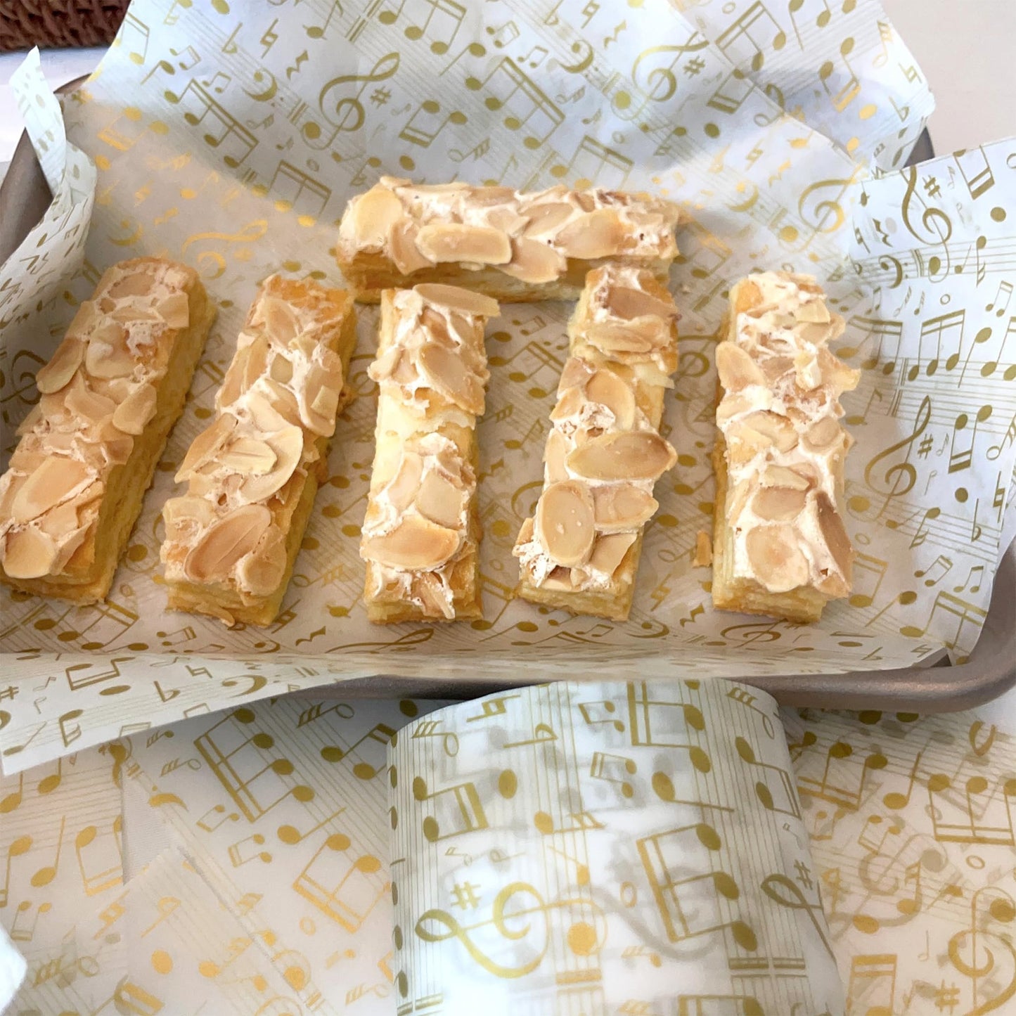 Suiwen 150 Gold and White Music Note Patterned Wax Paper, Food Picnic Greaseproof Paper, Waterproof Dry Hamburger Liners Wrapping Tissue for Plastic Food Basket
