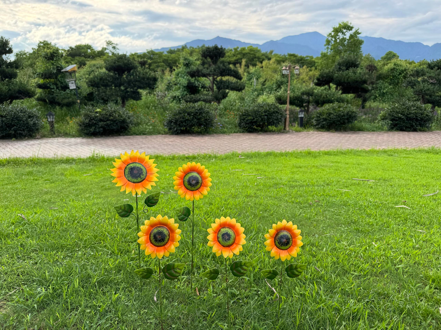 Metal Sunflower Garden Stakes Outdoor Decor ā 5 PCS Decorative Yard Art Flowers with Shaking Head,Weather Resistant Sunflower Yard Decorations for Lawn, Patio, Flower Bed & Pathway