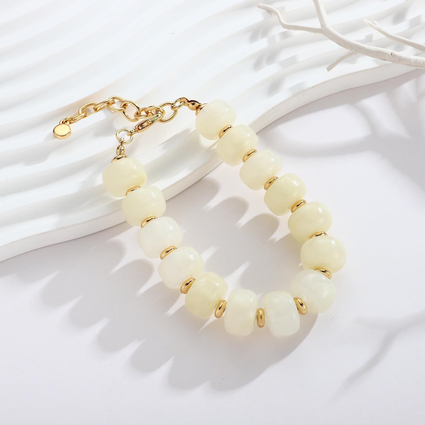 HUAYUNFANG Chunky Beige Beaded Bracelet for Women Boho Cream Resin Beads Bracelet Chunky Statement Bracelets Adjustable Handmade Beaded Bracelets Jewelry