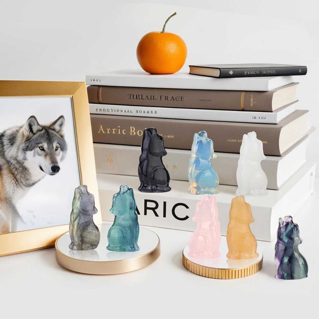 QLRSUXN Fluorite Howling Wolf Crystal Figurines, 2.2 Inch Wolf Totem Spirit Animal Statue Decor for Home Office Desk Altar, Hand Carved Natural Healing Crystal Sculpture Gifts for Women Men