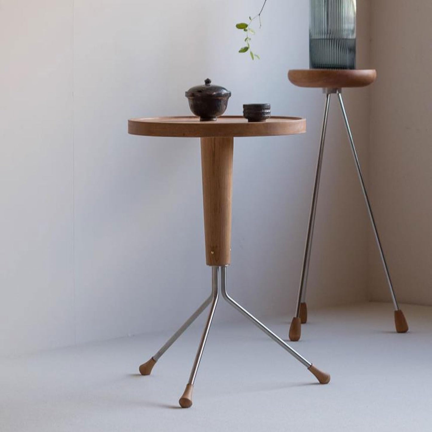YUHUAWF Small Round Table Small Round End Table for Spaces, Wood Side Plant Stand with Metal Legs, Couch Accent for Living Room, Entryway, Bedroom Side Table(Dark Brown)