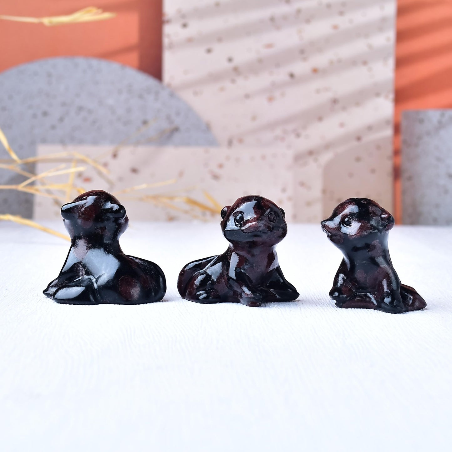 WUYOUSHI Garnet Otter Figurine - Hand Carved Healing Crystal Otter Statue, Lucky Gemstone Sculpture for Home Office Desk Decor, Spiritual Gift for Animal Lovers & Nature Enthusiasts