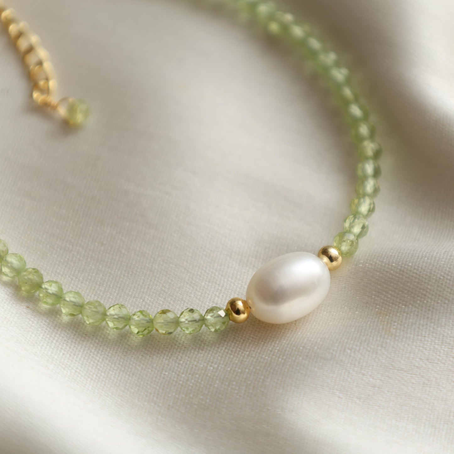 Gempires Green Peridot Beaded Bracelet with Freshwater Pearl Handmade Jewelry August Birthstone Gifts Hypoallergenic 7.5 Inch Gold Plated Lightweight Elegant Bracelets Gifts for Women