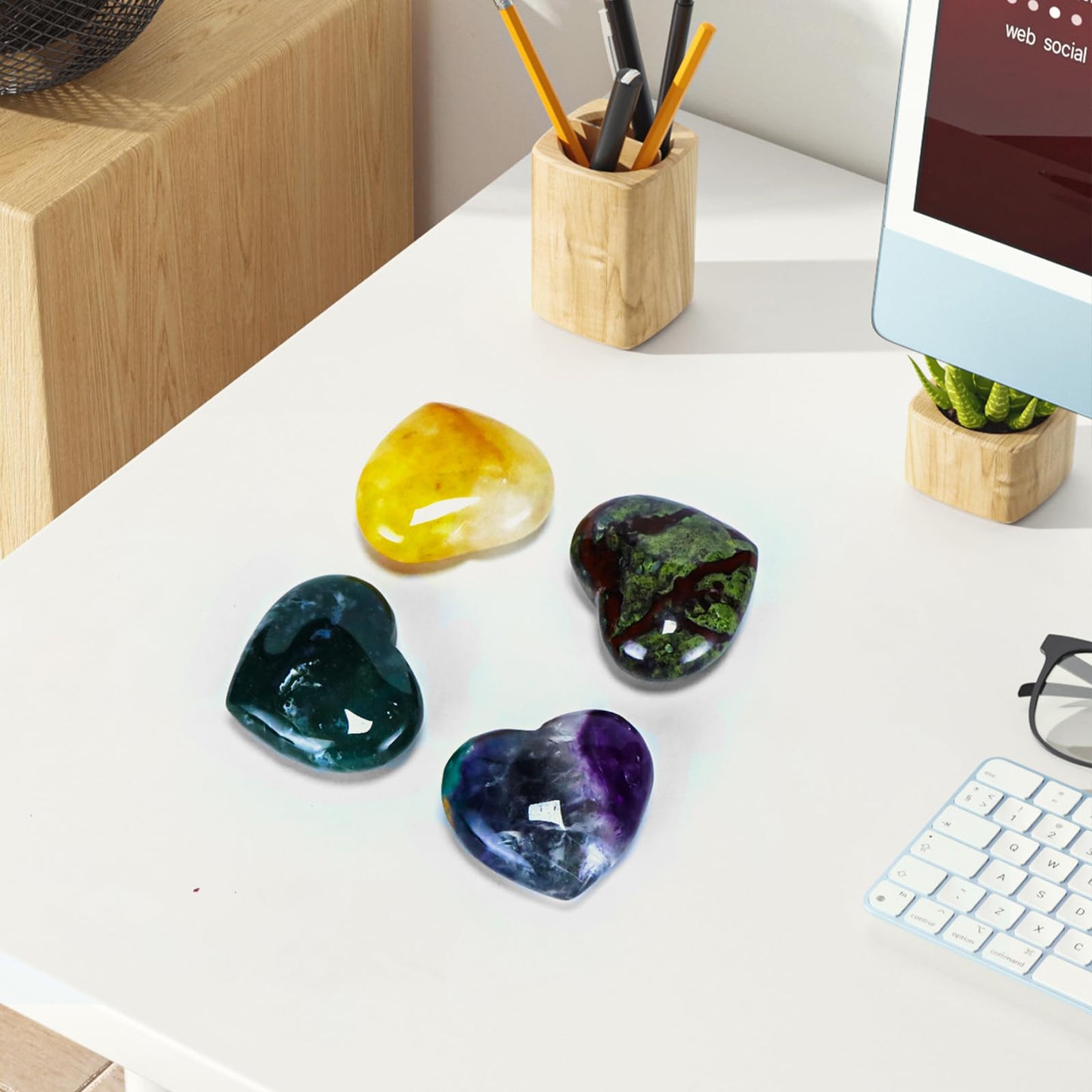 LEADGEM Rainbow Fluorite Heart Crystal Worry Stone for Anxiety Healing Heart Shaped Rock Stone Meditation Reiki Gifts Home Decor