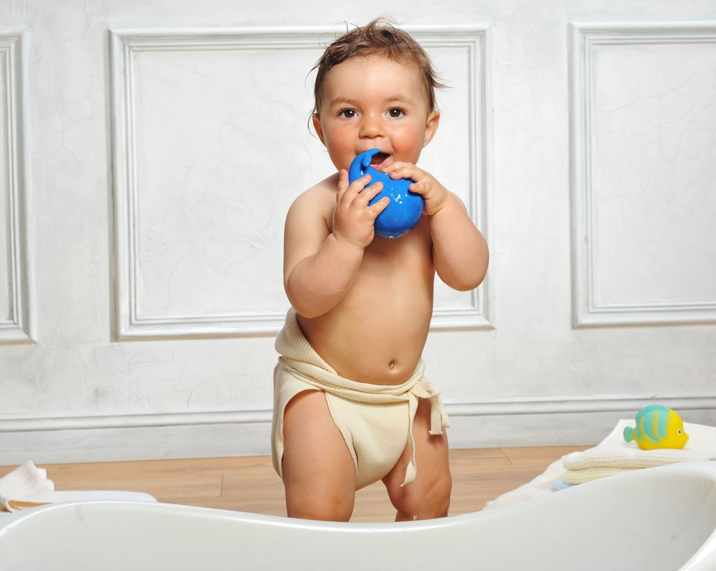 caaocho Pure Natural Rubber Bath Toy - Kala The Whale Baby Toy - Hole Free, BPA Free Bath Toys for Infants, Without Holes Sealed Natural Rubber