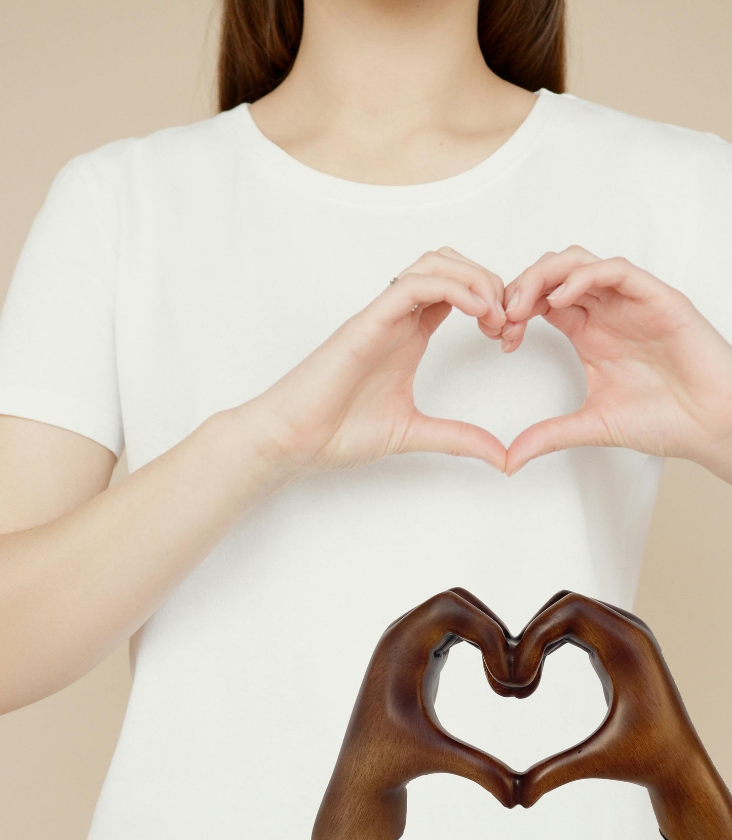 YDLGJMCZ Heart Hands Sculpture Wooden Hearts Hand Sculptures，Love Gesture Resin Statue Home Living Room Desktop Ornament