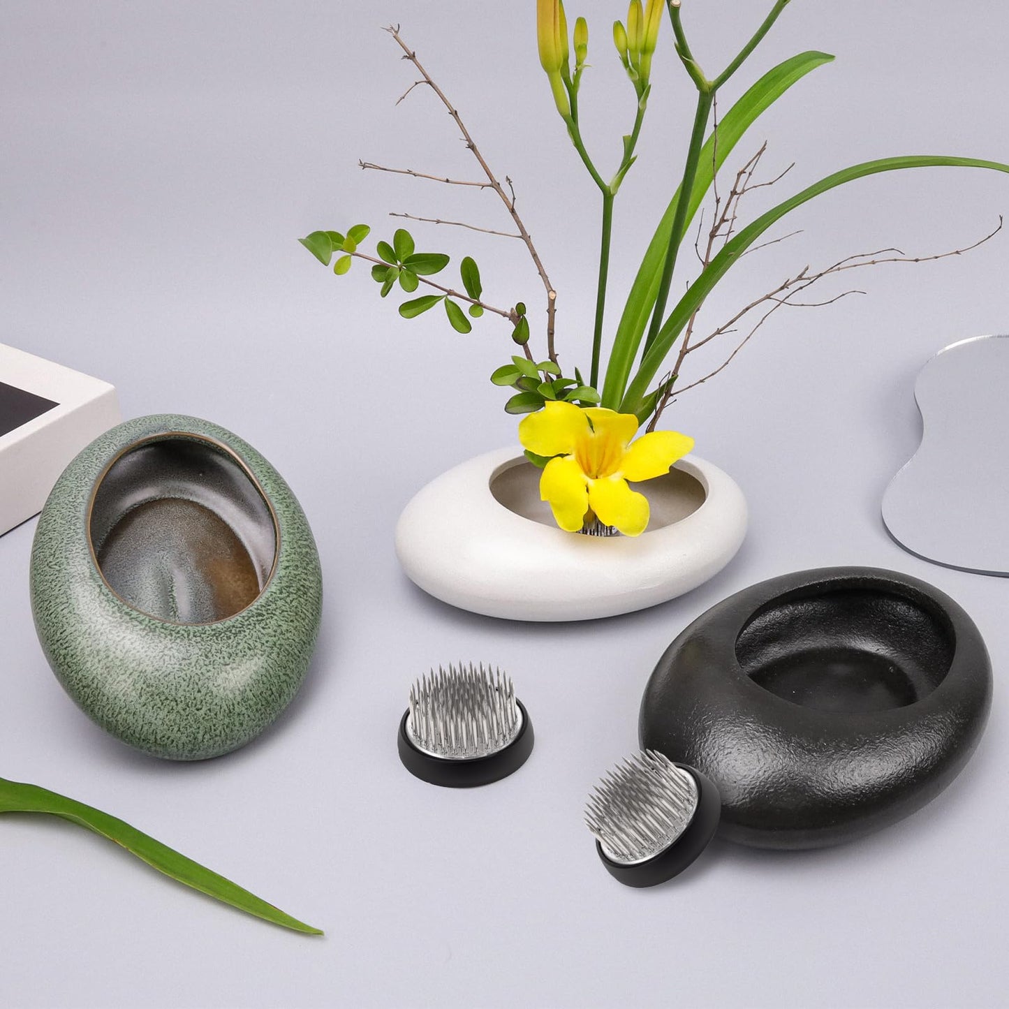Folmywy Ikebana Flower Frog Vase Kit Japanese Flower Arrangement with 1.57 Inch Kenzan Ceramic Flower Stem Holder Black Round Frog Bowl for Table Centerpieces DIY Art Supplies (5.51x4.13in)
