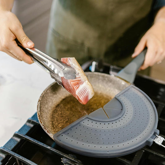 Foldable Splatter Screen with Handle For 10,11,12 and 13 Inch Frying Pan - Dual Folding Oil Guard,BPA-Free Silicone,Heat-Resistant Grip,Space Saving Fry Pan Cover for Mess-Free Cooking,Dishwasher Safe