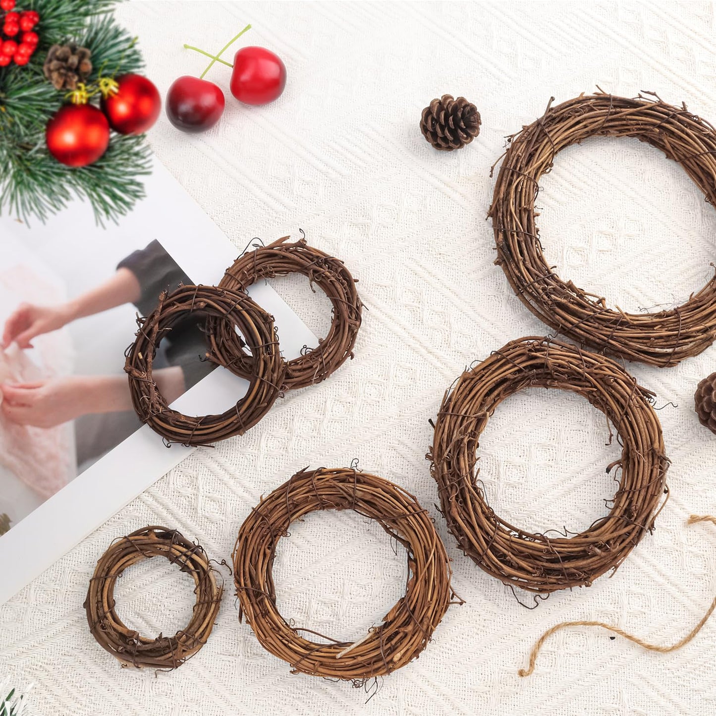 KUKLIPJIM 40 Pieces 3.15 Inch Natural Grapevine Wreath, Small Grapevine Wreaths, Vine Branch Wreath, for Christmas, Weddings, DIY Crafts, Parties and Festive Holiday Ornaments