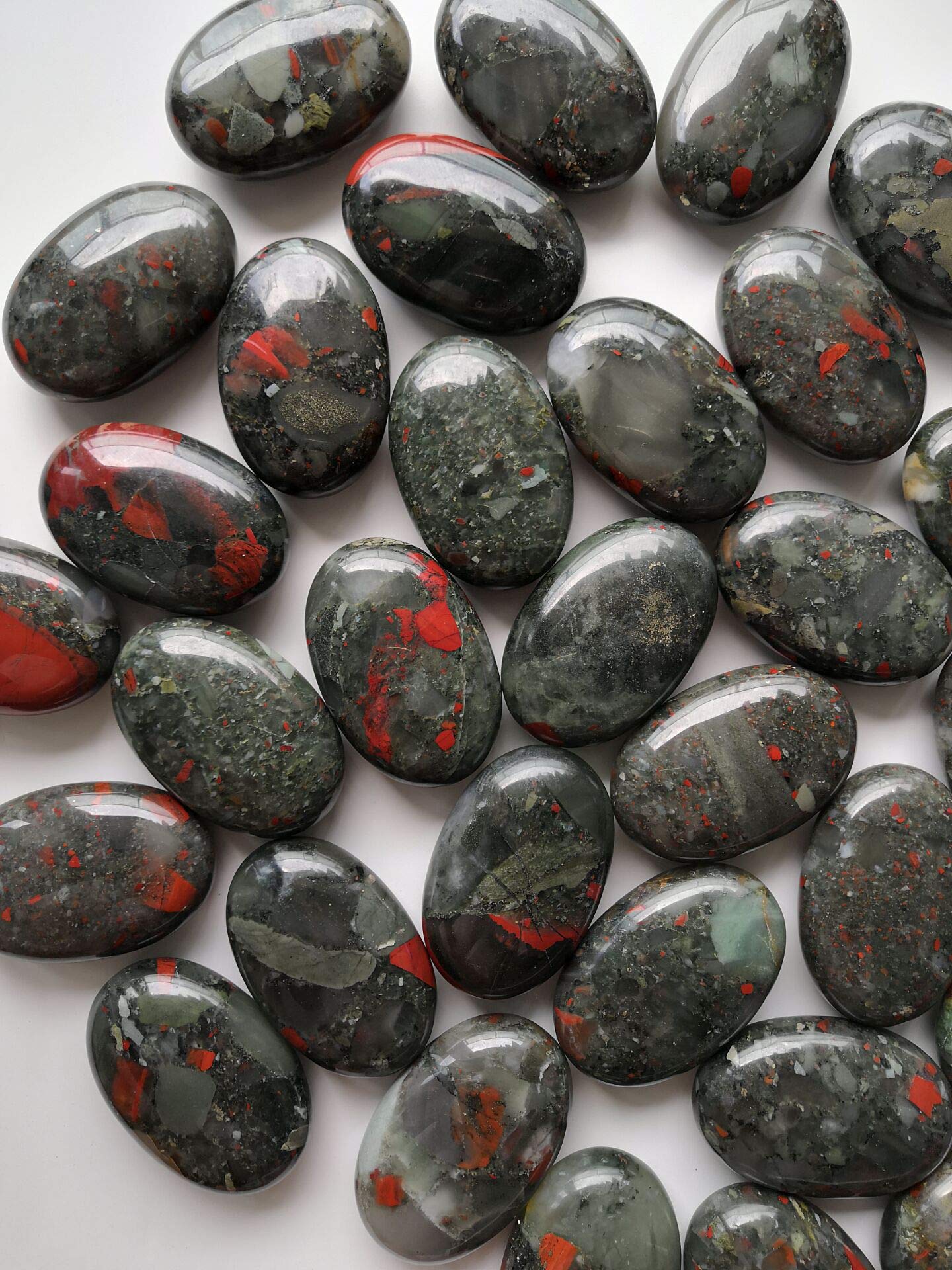 Loveliome Natural Africa Bloodstone Oval Polished Worry Stones, Healing Crystal Indoor Fountain Stones Massage Energy Anxiety Relief Items