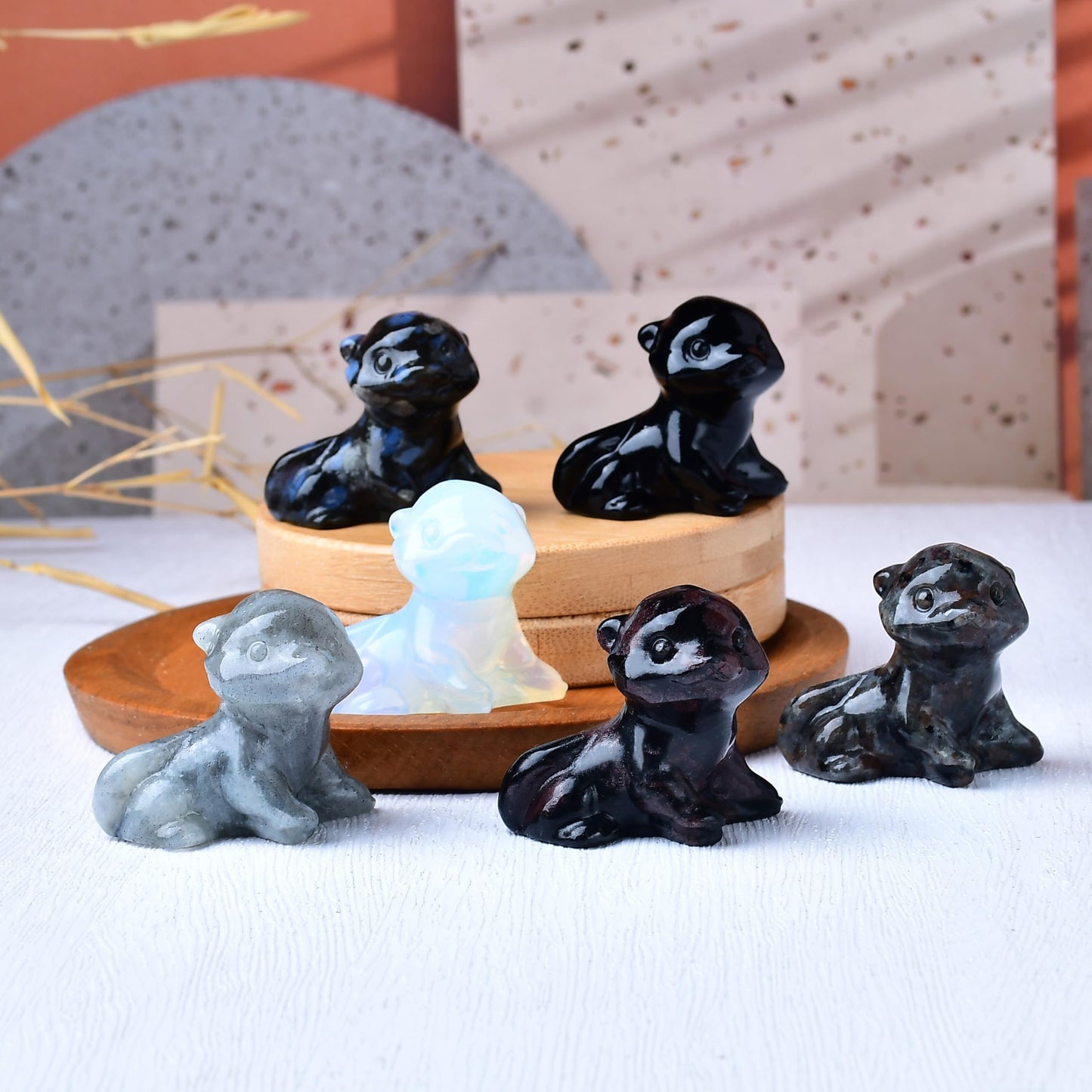 WUYOUSHI Garnet Otter Figurine - Hand Carved Healing Crystal Otter Statue, Lucky Gemstone Sculpture for Home Office Desk Decor, Spiritual Gift for Animal Lovers & Nature Enthusiasts
