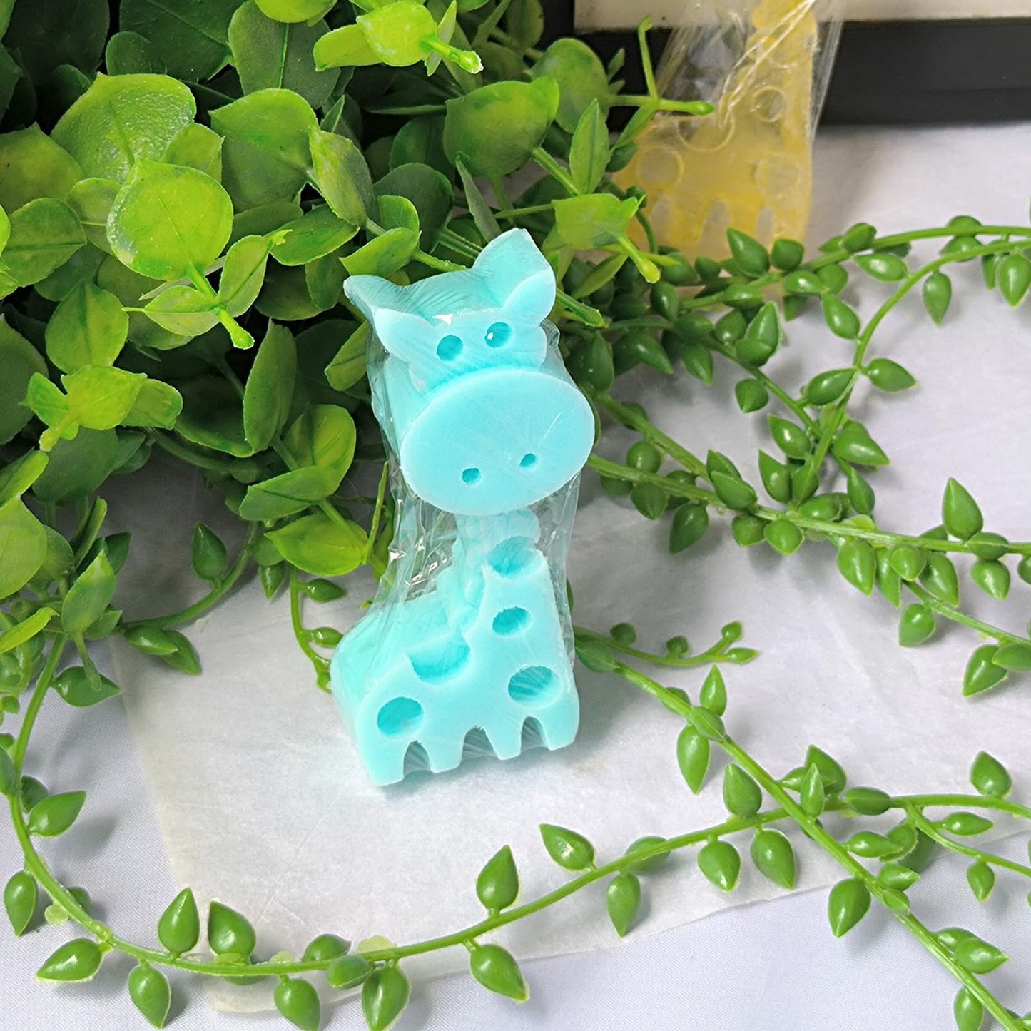 T-shin Giraffe-Shaped Scented Soap Bars, 2-Pack Savannah-Inspired Animal Cleanser Soap with Aloe,Hand-Carved Baby Shower Favors & Baptism Gifts in Gift Box