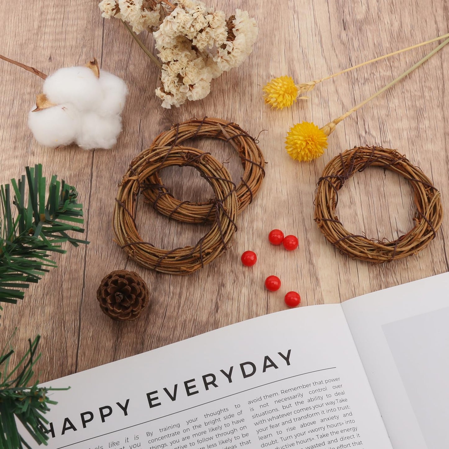 Geytetqi 40 PCS Natural Grapevine Wreaths, 3.2 Inch Beautiful Vine Branch Wreath for DIY Crafts and Christmas Decorations, Ideal for Wedding Decor