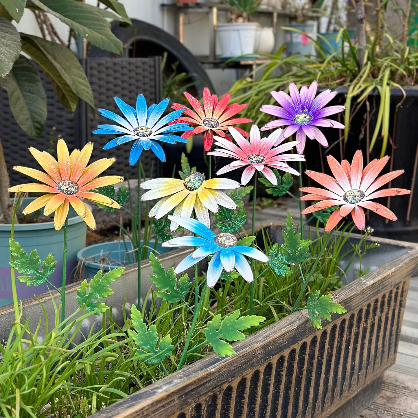 WKHOMEDECO Metal Flowers for Outside, 8 Pack Decorative Garden Stakes with Spring Design, 16.5 Inch Handmade Iron Outdoor Metal Garden Decor, Flickering Daisy Yard Art for Patio Lawn