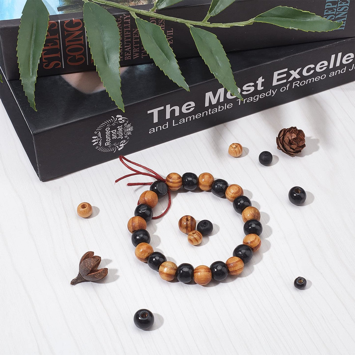 PH PandaHall 600pcs Wooden Beads Black Wood Balls 6/8/10mm Polished Loose Beads Ball Spacer Bead for Christmas Farmhouse Bracelet Necklace Jewelry Making Home Party Decorations Garland Making