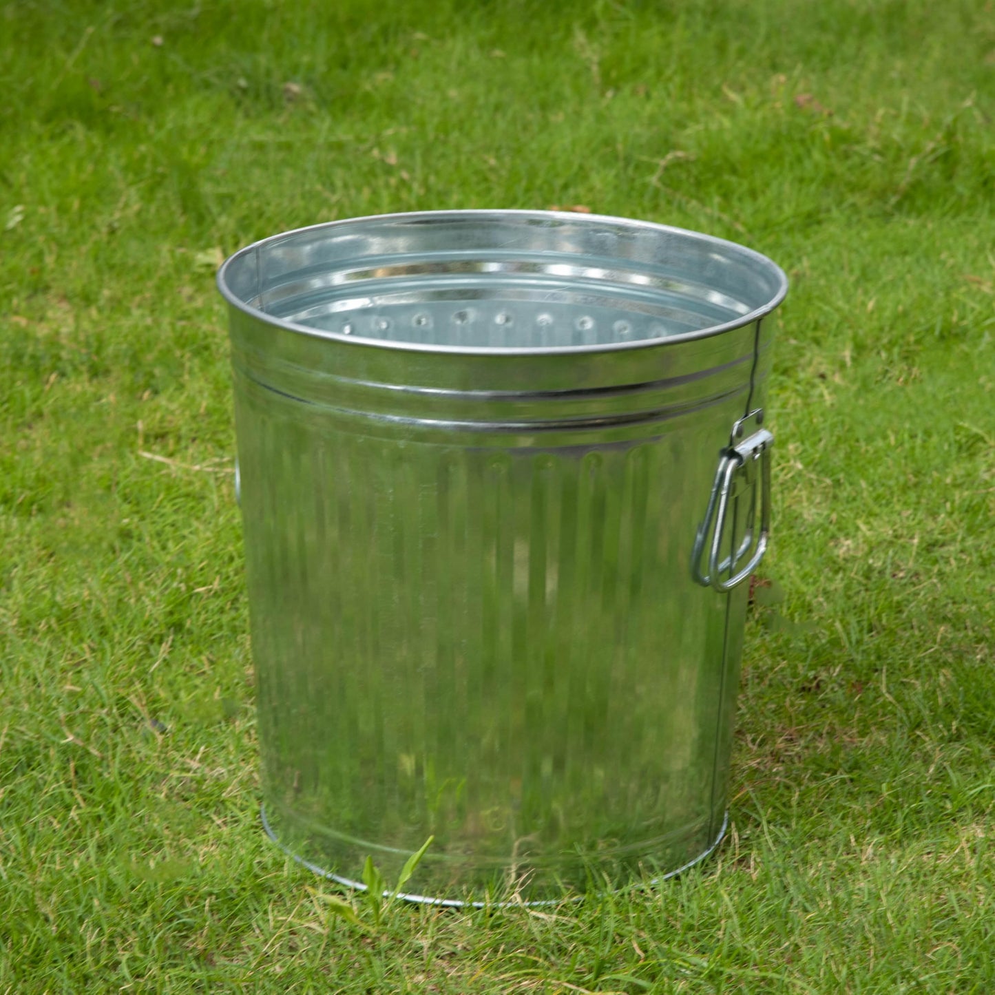 Gardenised Round Galvanized Steel, 7 Gallon Trash Can with Lid - Durable Metal Bucket for Backyard, Lawn, Garden and Yard Use - Weather-Resistant Garbage Can for Indoor and Outdoor, 13 inch