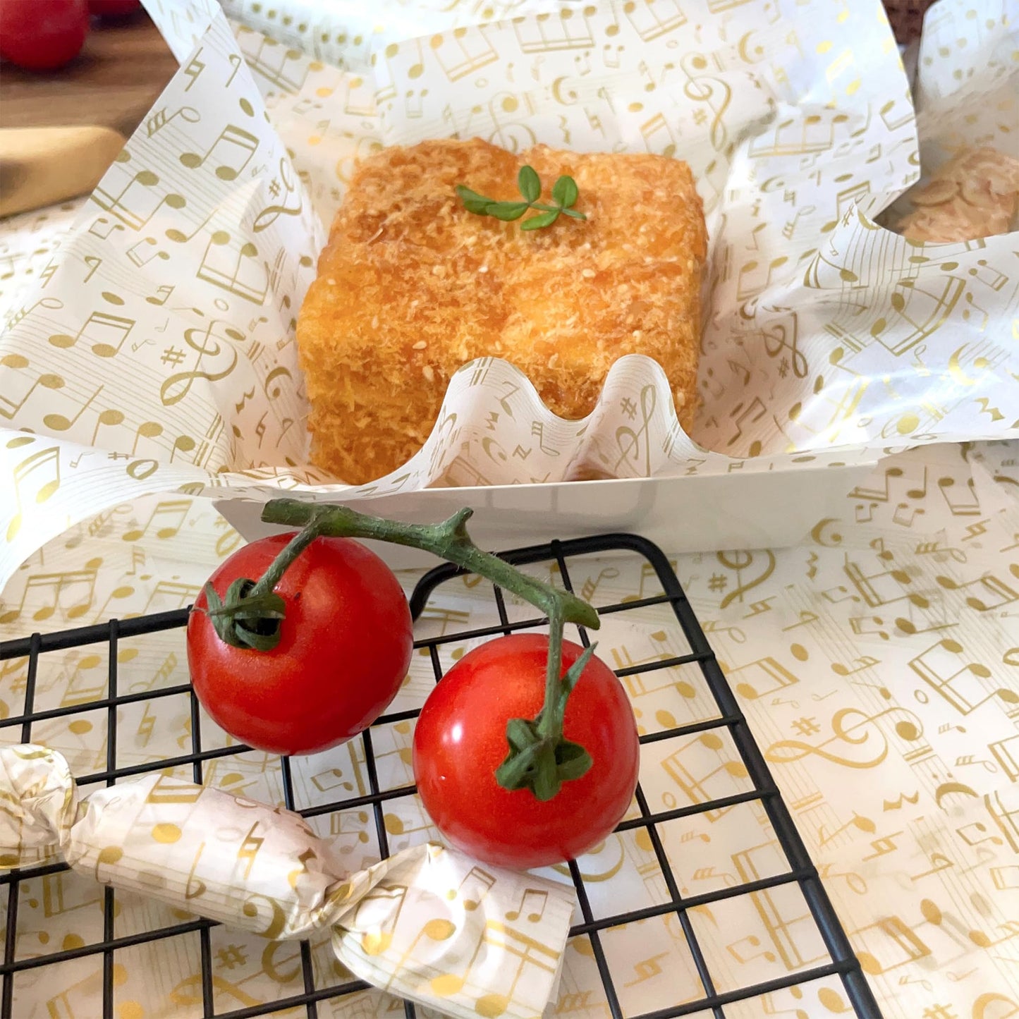 Suiwen 150 Gold and White Music Note Patterned Wax Paper, Food Picnic Greaseproof Paper, Waterproof Dry Hamburger Liners Wrapping Tissue for Plastic Food Basket