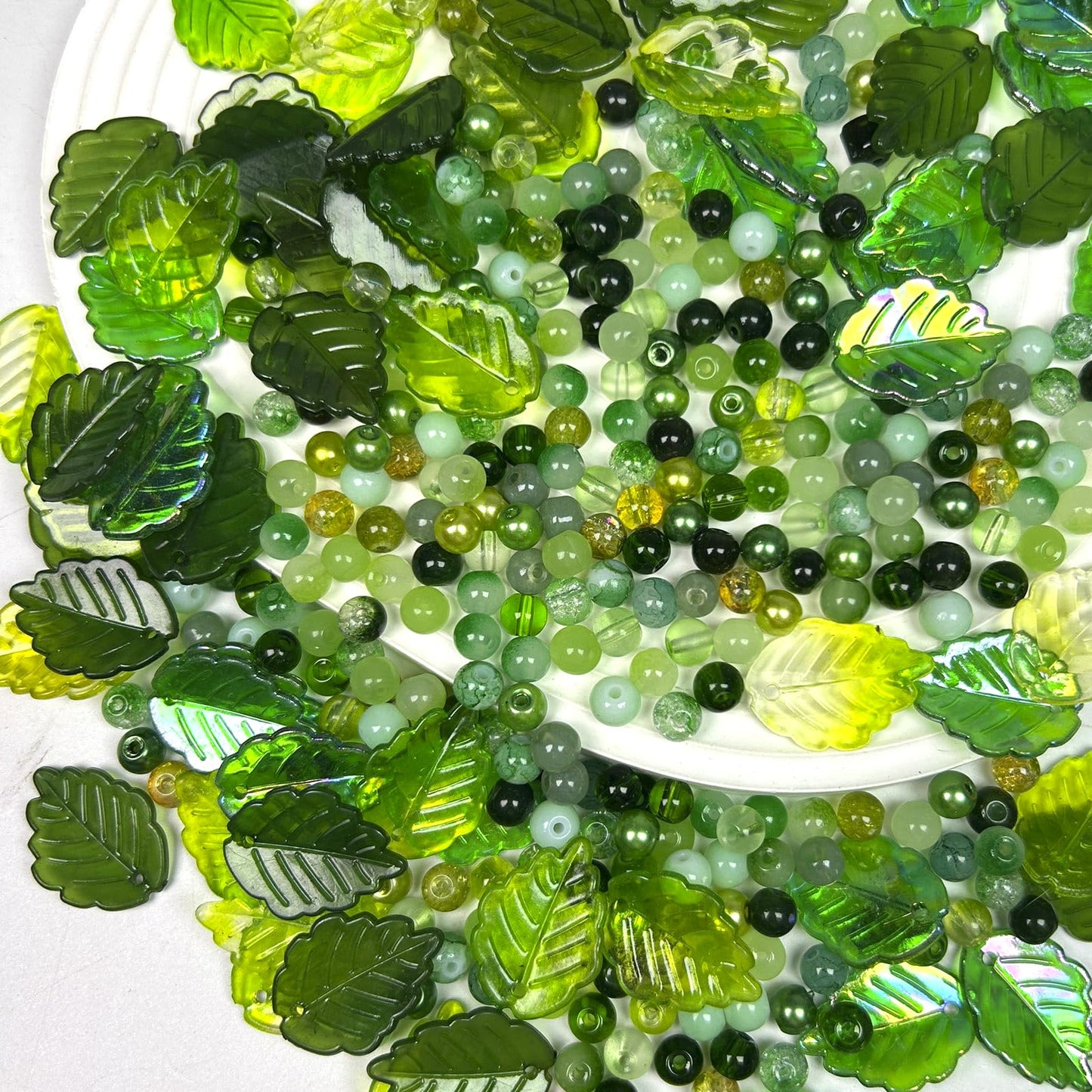 380pcs Green Glass Beads with Acrylic Leaf Beads, Assorted 6mm Round Crystal Crackle Beads Strawberry Leaves for Craft DIY Earring Bracelet Necklaces Wind Chimes