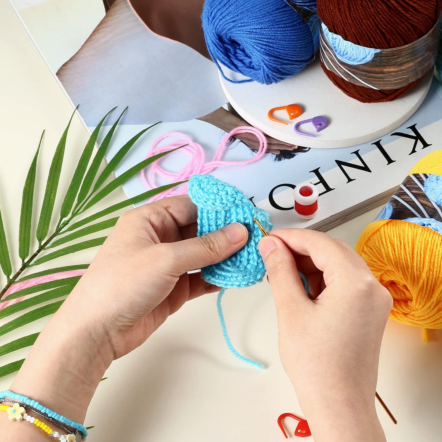 LIHAO 15 Skeins Acrylic Yarn for Crocheting Beginners Crochet Kit with 2.5mm Hook, 2625 Yards Bulk Anti-Splitting Yarn Bundles for Amigurumi, Granny Squares and DIY Crafting