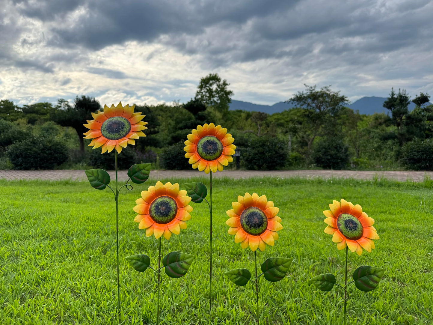 Metal Sunflower Garden Stakes Outdoor Decor – 5 PCS Decorative Yard Art Flowers with Shaking Head,Weather Resistant Sunflower Yard Decorations for Lawn, Patio, Flower Bed & Pathway