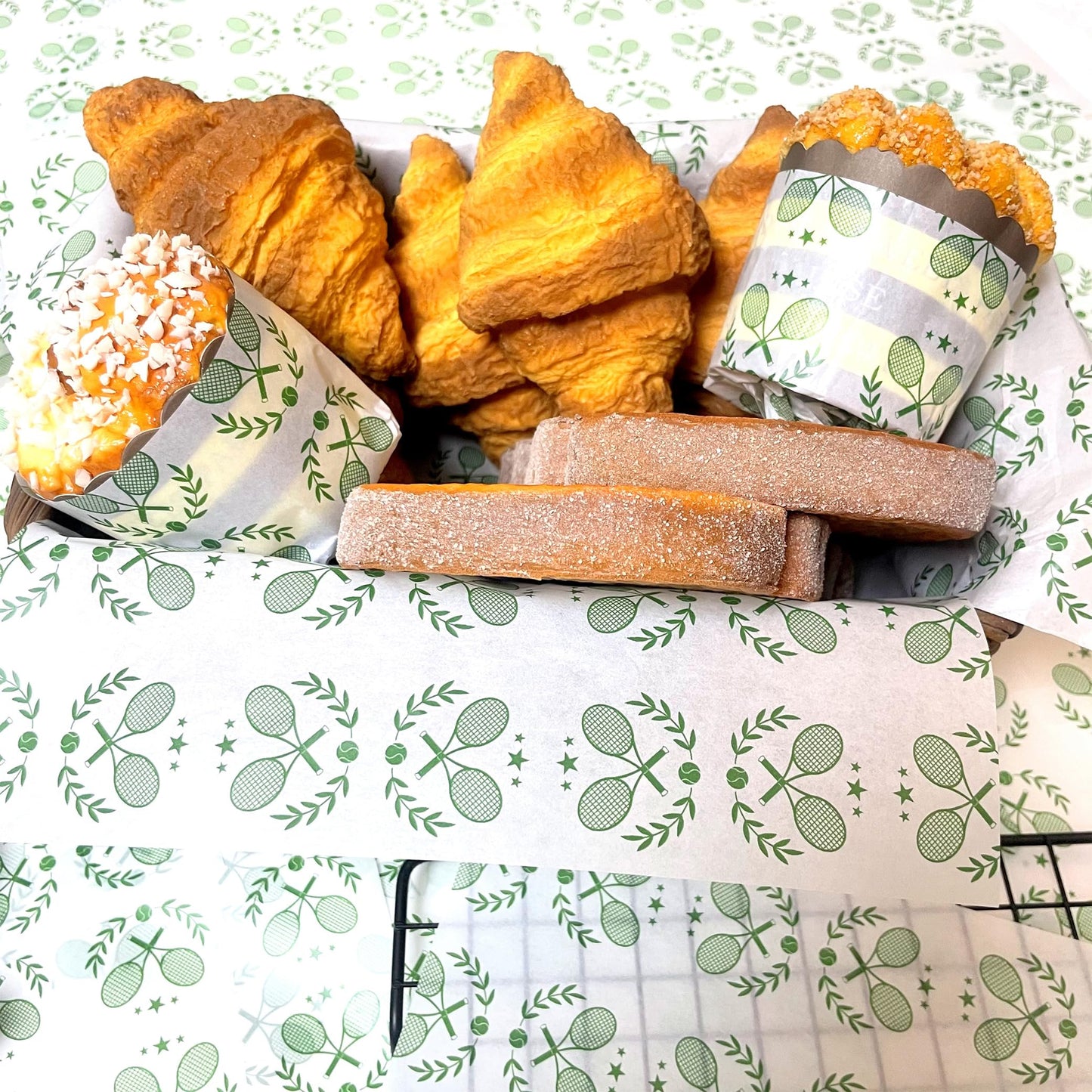 Suiwen 150pcs Green Tennis Racket Patterned Wax Paper, Food Picnic Paper, Greaseproof Paper,Waterproof Dry Hamburger Paper Liners Wrapping Tissue for Plastic Food Basket (Green)
