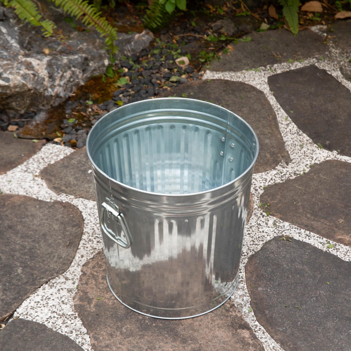 Gardenised Round Galvanized Steel, 7 Gallon Trash Can with Lid - Durable Metal Bucket for Backyard, Lawn, Garden and Yard Use - Weather-Resistant Garbage Can for Indoor and Outdoor, 13 inch