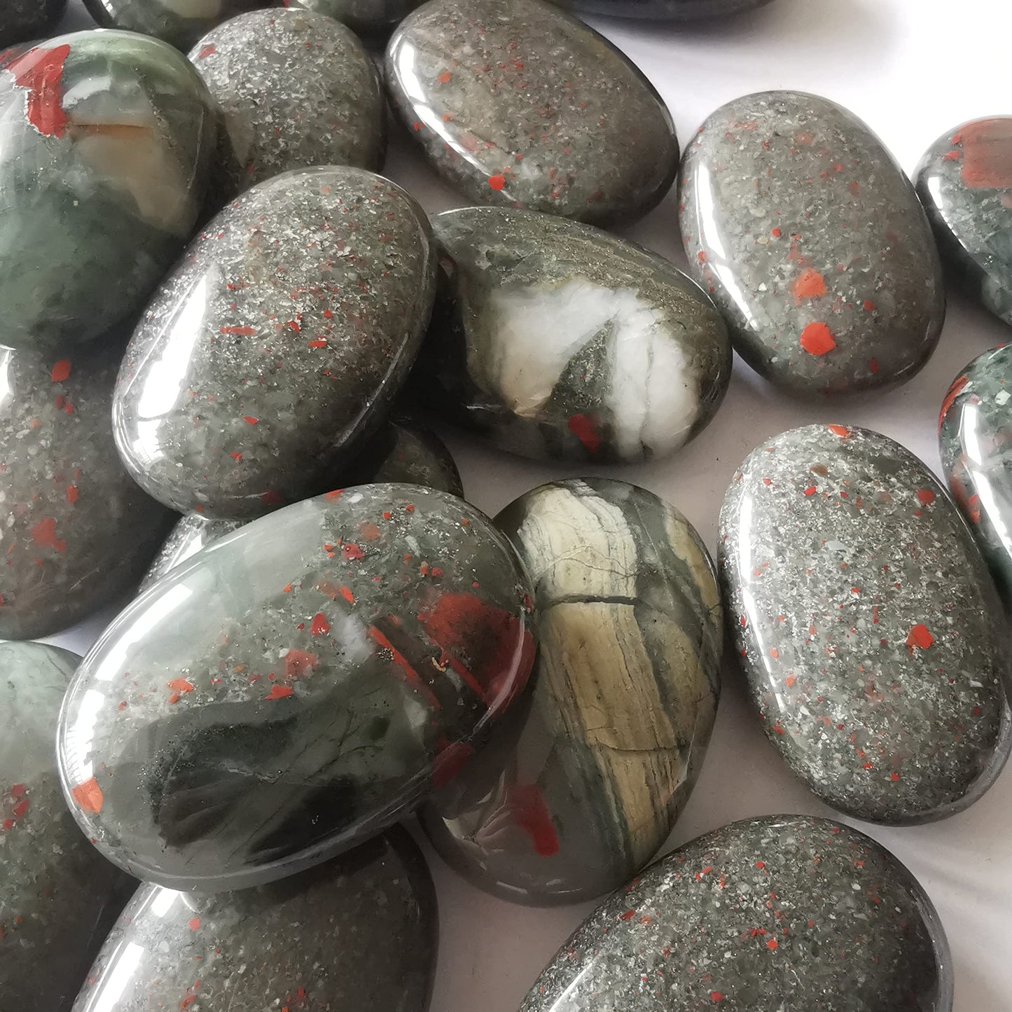 Loveliome Natural Africa Bloodstone Oval Polished Worry Stones, Healing Crystal Indoor Fountain Stones Massage Energy Anxiety Relief Items