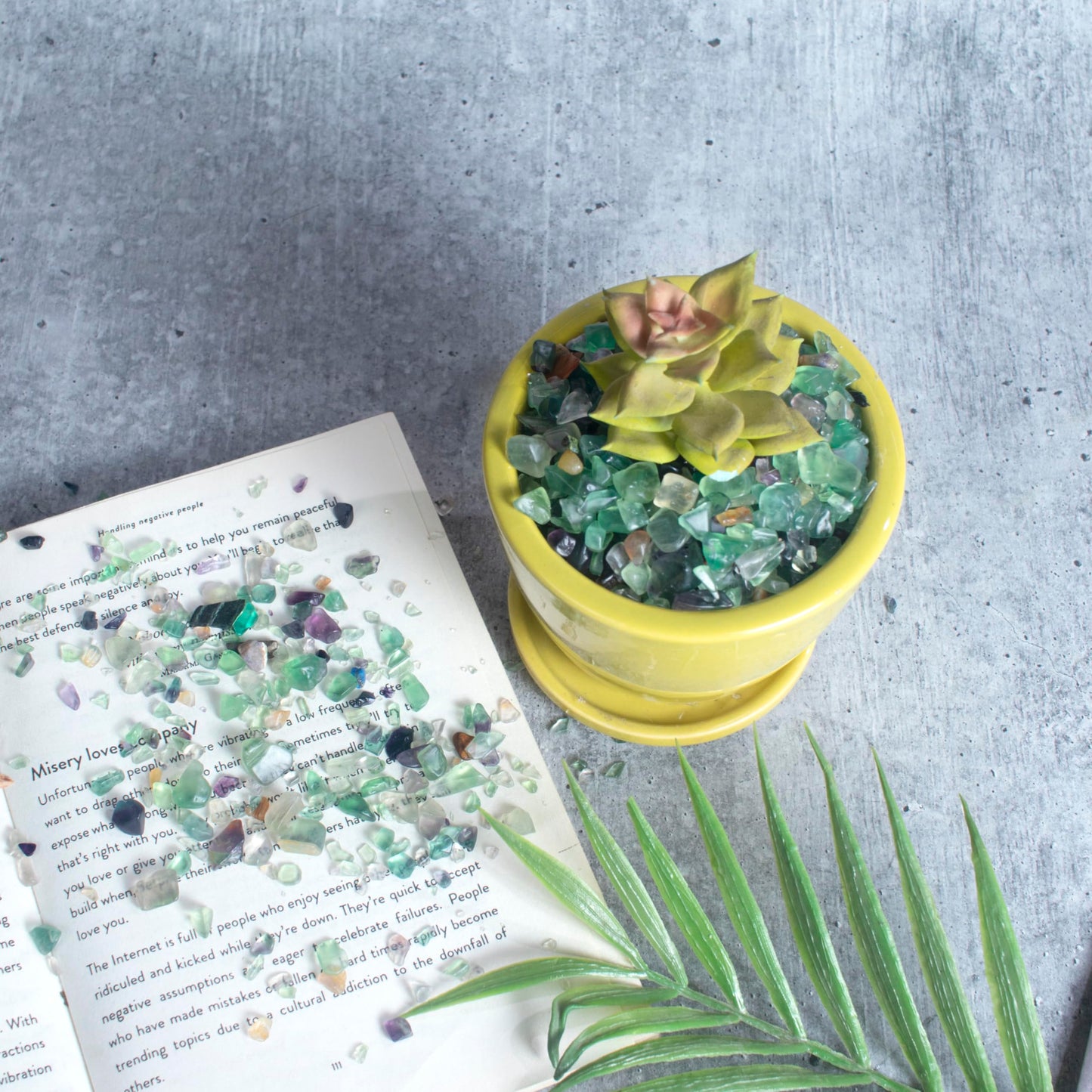Crocon 1 LB Crushed Fluorite Chips Bulk Stones Natural Quartz Pieces Irregular Shape Gemstones for House Warming Gifts New Home and Chakra Healing Crystals Home Dcor Gifts for Women