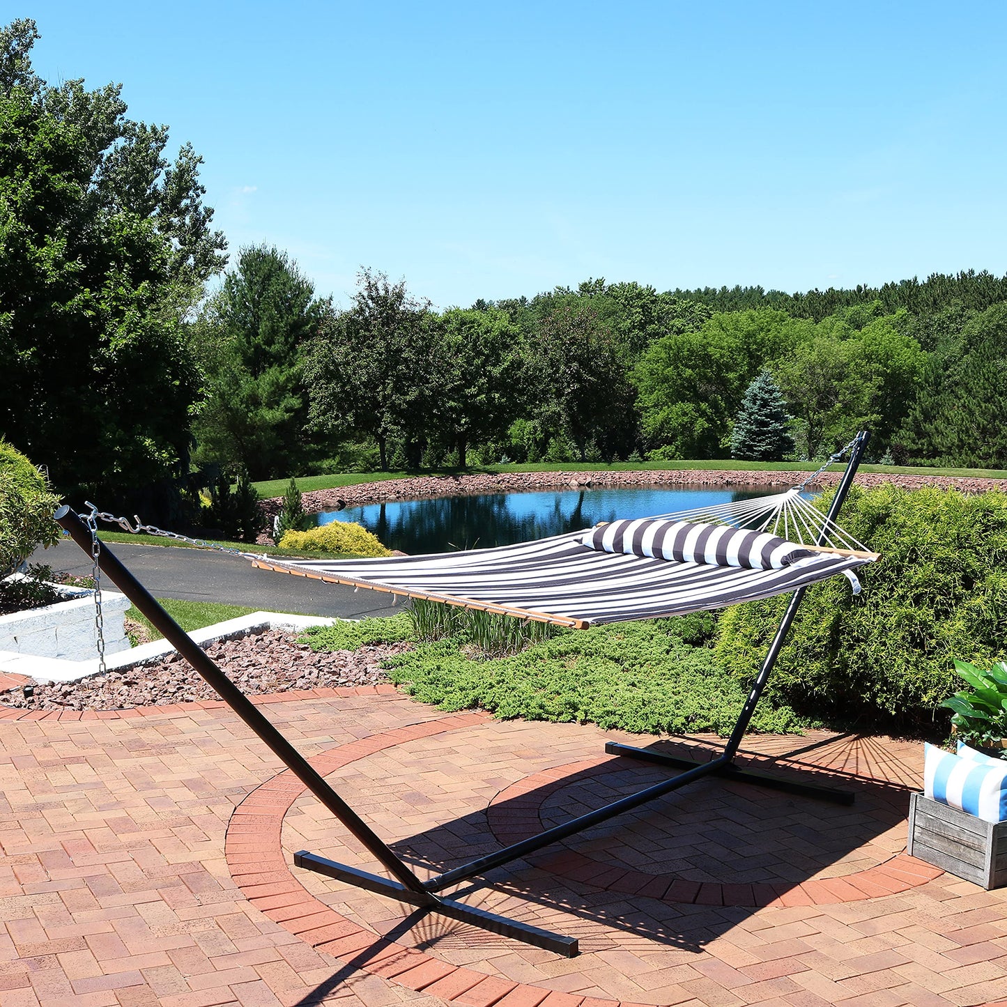 Sunnydaze Quilted Outdoor Hammock with Spreader Bars - Heavy-Duty 450-Pound Capacity Double Hammock for Outside - Black and White